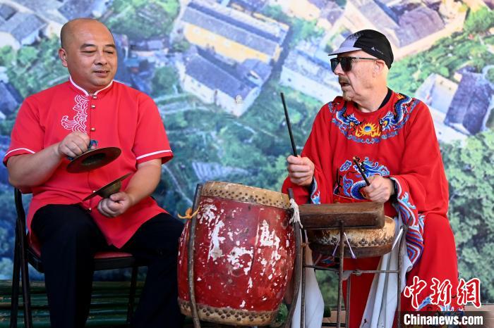 代表團成員在漳州市南靖縣與當?shù)孛耖g樂隊臨時組隊?！埥鸫?攝