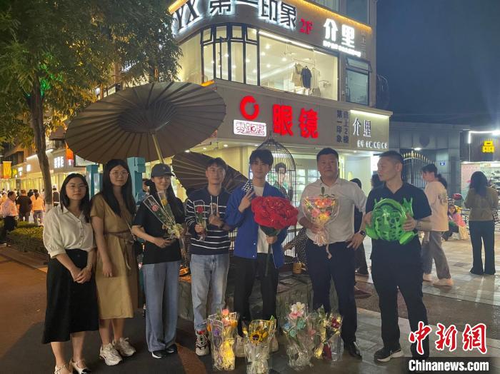 在東陽(yáng)橫店，宣講團(tuán)導(dǎo)師、成員與橫店演員(右三)合影?！?東陽(yáng)市融媒體中心 供圖