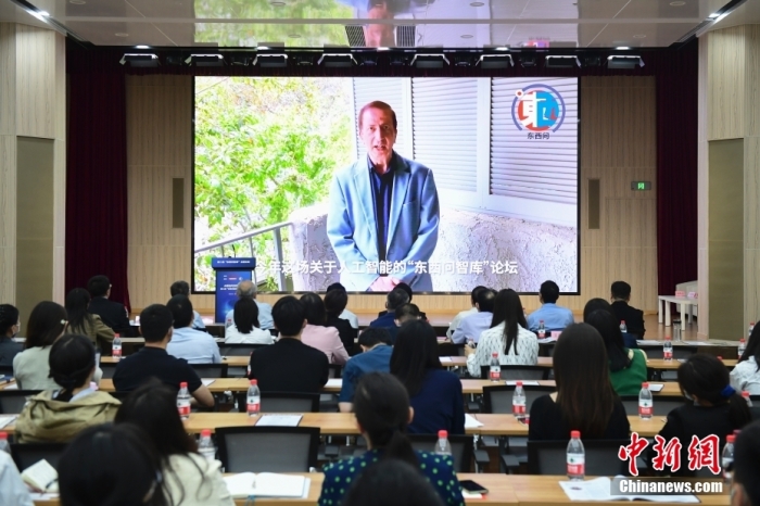 5月30日，<a target='_blank' href='/'>中新社</a>第二屆“東西問智庫”主題論壇在北京舉行，多位中外專家圍繞“AI革命與文明進(jìn)化”展開討論。圖為美國加州理工學(xué)院電氣工程和計算機科學(xué)教授、人工智能專家亞瑟·阿布-穆斯塔法通過視頻在論壇上作主旨演講。<a target='_blank' href='/'>中新社</a>記者 田雨昊 攝