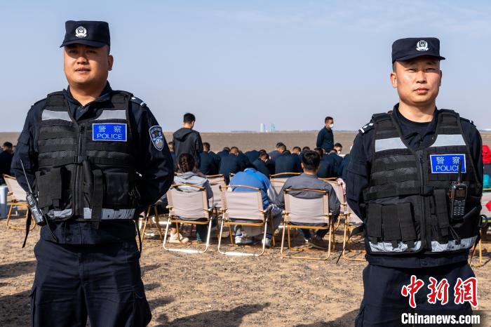 圖為承擔(dān)神舟十六號(hào)載人飛船安保任務(wù)的移民管理警察?！∨ｖ?攝