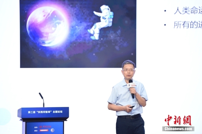 5月30日，<a target='_blank' href='/'>中新社</a>第二屆“東西問智庫”主題論壇在北京舉行，多位中外專家圍繞“AI革命與文明進(jìn)化”展開討論。圖為北京大學(xué)新聞與傳播學(xué)院教授胡泳在論壇上作主旨演講。<a target='_blank' href='/'>中新社</a>記者 田雨昊 攝