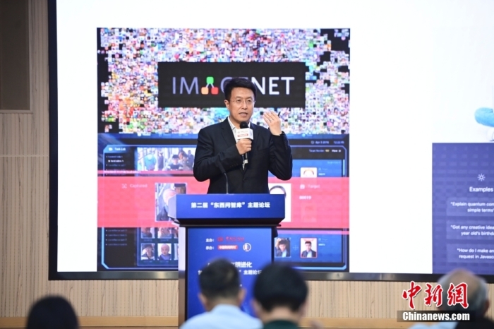 5月30日，<a target='_blank' href='/'>中新社</a>第二屆“東西問智庫”主題論壇在北京舉行，多位中外專家圍繞“AI革命與文明進(jìn)化”展開討論。圖為商湯智能產(chǎn)業(yè)研究院創(chuàng)始院長田豐在論壇上作主旨演講。<a target='_blank' href='/'>中新社</a>記者 田雨昊 攝