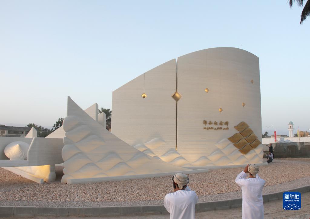 這是5月30日在阿曼第二大城市塞拉萊拍攝的鄭和碑。新華社記者 汪強(qiáng) 攝