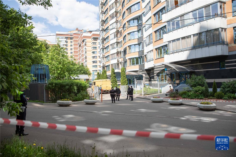 5月30日，警察在俄羅斯首都莫斯科的樓房遭襲現(xiàn)場(chǎng)警戒。新華社記者白雪騏攝