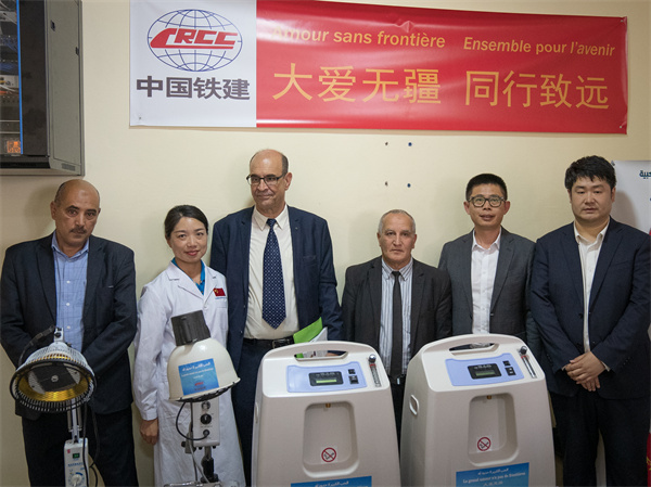 中國鐵建阿爾及利亞公司向當?shù)蒯t(yī)院捐贈醫(yī)療物資。鐵建國際供圖