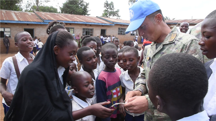 孩子們迎接維和官兵的到來(lái)。王錦偉攝