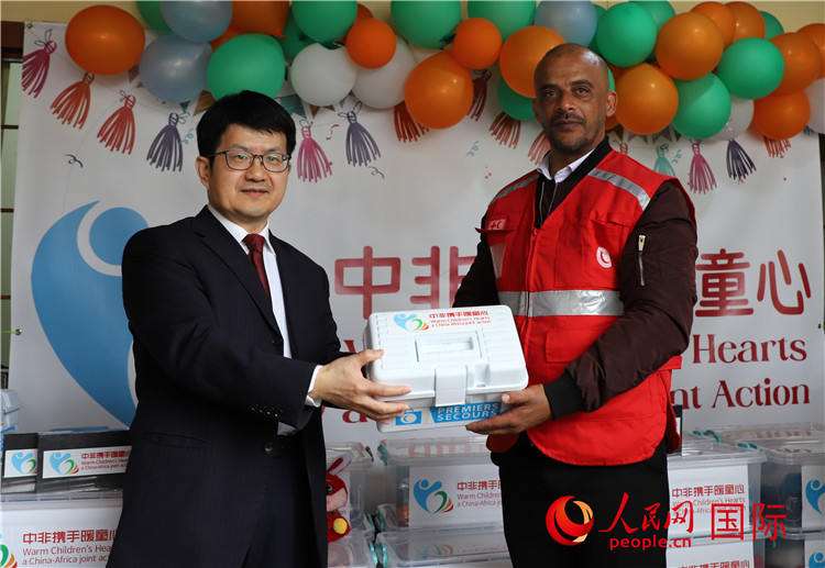 李健大使向孤兒院負責(zé)人移交捐贈物資。人民網(wǎng)記者 王傳寶攝