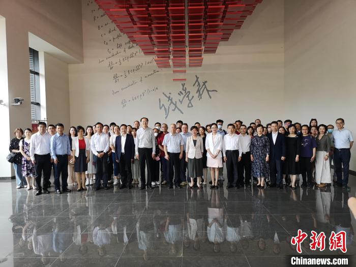 上海僑界人士參觀上海交通大學(xué)錢學(xué)森圖書館。　范宇斌 攝