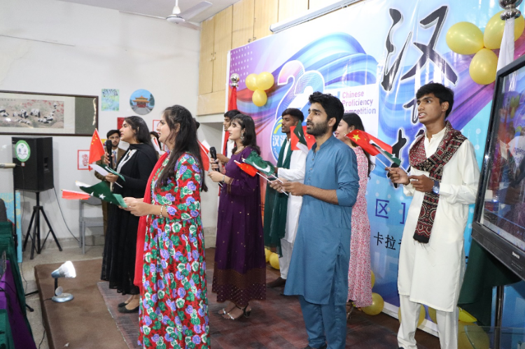 “漢語(yǔ)橋”世界大學(xué)生中文比賽卡拉奇賽區(qū)決賽現(xiàn)場(chǎng)，參賽選手共同演唱中文歌曲?？ɡ娲髮W(xué)孔子學(xué)院供圖