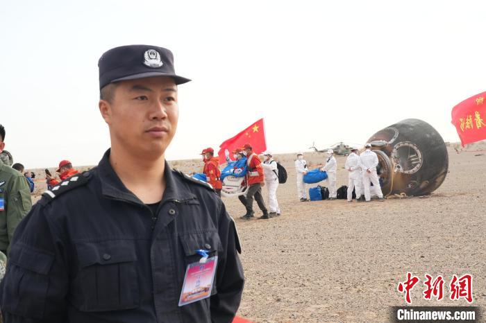 圖為阿拉善邊境管理支隊民警在著陸場開展安保工作?！埥?攝