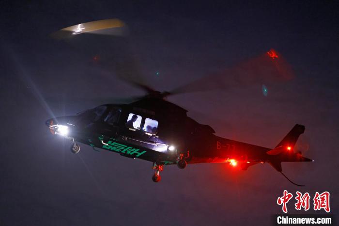 6月3日晚，游客乘坐上海新空直升機(jī)有限公司直升機(jī)開(kāi)啟鳥(niǎo)瞰黃浦江空中圓夢(mèng)之旅。　殷立勤 攝