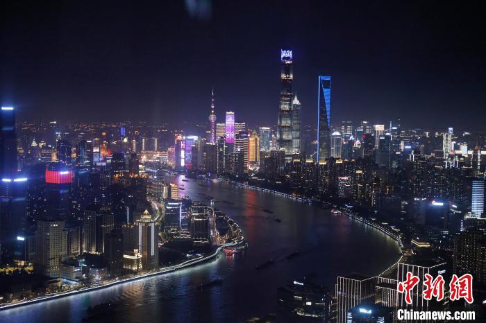 6月3日晚，鳥(niǎo)瞰上海黃浦江兩岸城市夜景。　殷立勤 攝