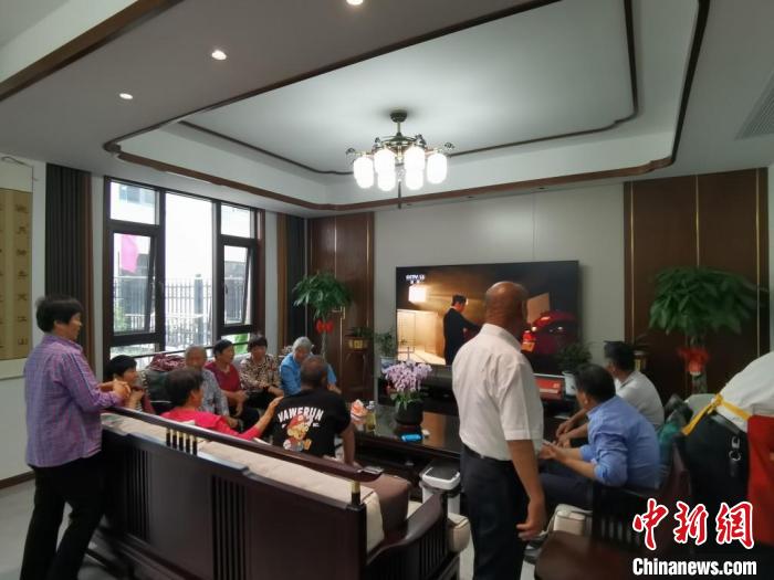 親友們集中在費俊龍家中觀看返程的視頻。　鐘升 攝