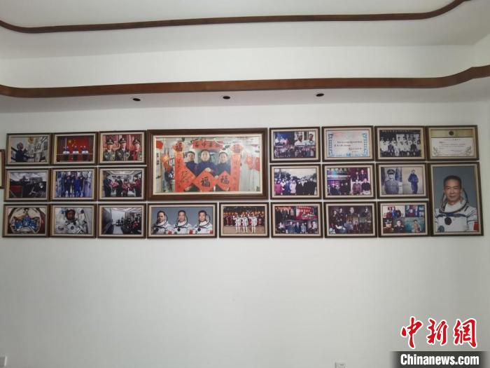 家中的照片墻上，新增了費俊龍此次飛天的照片?！＄娚?攝