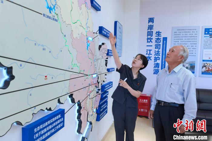 金門同胞參觀金門供水水源生態(tài)司法保護基地。　孫虹 攝