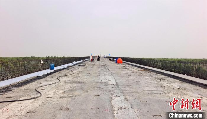 工作人員正在橋面上緊張有序地施工。　史玉江 攝