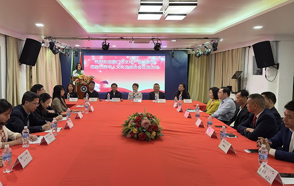 當(dāng)?shù)貢r(shí)間6月11日，由廈門(mén)市委常委、宣傳部部長(zhǎng)吳子?xùn)|率領(lǐng)的廈門(mén)市文化產(chǎn)業(yè)代表團(tuán)來(lái)到巴西華人文化交流協(xié)會(huì)會(huì)館交流訪問(wèn)，與里約熱內(nèi)盧僑界舉行座談。謝照攝