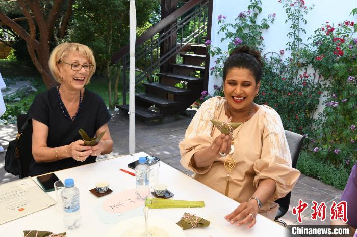 圖為嘉賓展示包粽子成果。　柏林中國(guó)文化中心供圖。