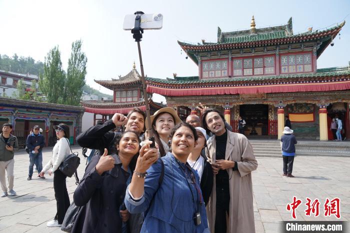 圖為外國(guó)記者在塔爾寺合影?！●R銘言 攝