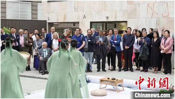 嘉賓觀看茶舞表演?！⌒抨柺形麄鞑抗﹫D