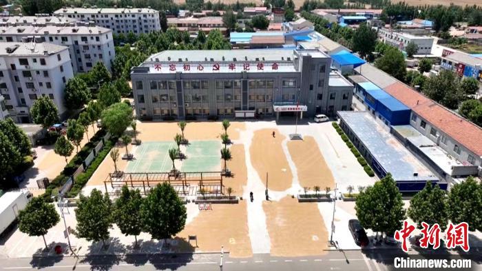 德州陵城區(qū)開放1297處鎮(zhèn)村公共場(chǎng)地，緩解農(nóng)民曬糧難題?！×瓿菂^(qū)委宣傳部供圖