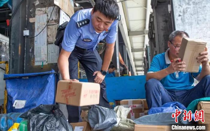 肥東縣公安局針對劇毒化學(xué)品和易制爆危險化學(xué)品生產(chǎn)企業(yè)開展安全檢查工作?！『戏示焦﹫D