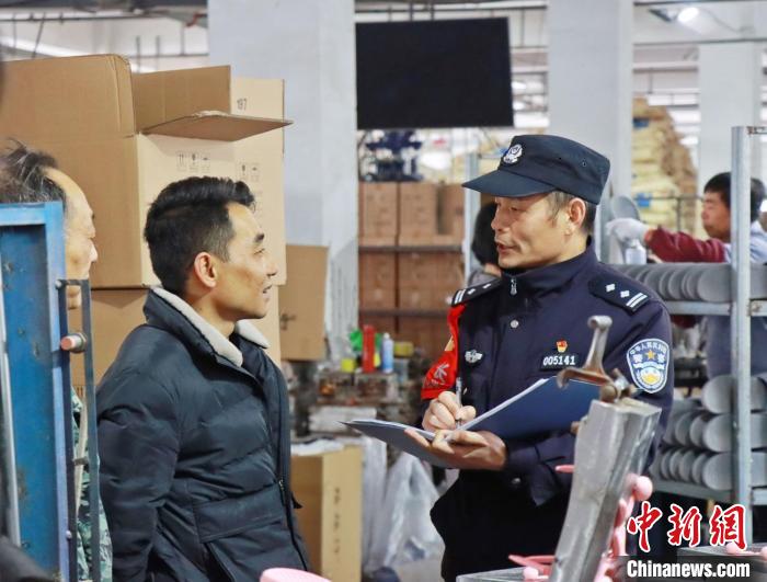 3月30日，大興派出所民警來到轄區(qū)中小企業(yè)，開展“為民為企為項目”走訪活動。　合肥警方供圖