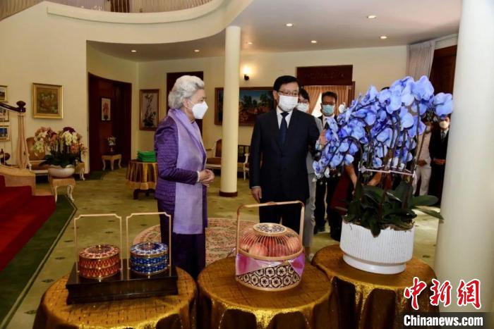 王文天大使介紹中國(guó)傳統(tǒng)工藝品及云南的蘭花和鮮果。　中國(guó)駐柬埔寨大使館微信公眾號(hào) 攝