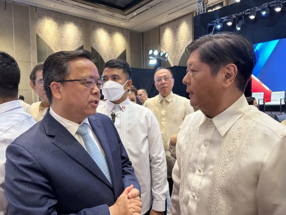 黃溪連大使與菲律賓總統(tǒng)馬科斯在會場上交談。中國駐菲律賓大使館供圖