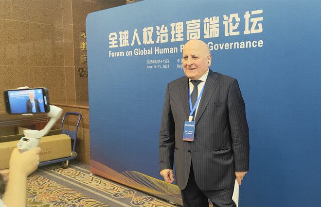 聯(lián)合國經(jīng)濟、社會及文化權(quán)利委員會副主席兼報告員、莫斯科國際關(guān)系學(xué)院國際法系主任阿斯蘭·阿巴希澤接受人民網(wǎng)記者采訪。圖片來源：視頻截圖