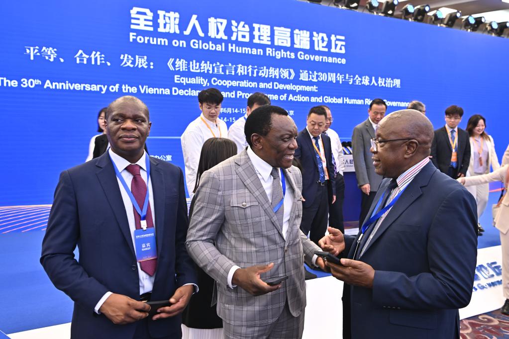 6月14日，與會(huì)者在論壇現(xiàn)場(chǎng)交流。新華社記者 李鑫 攝