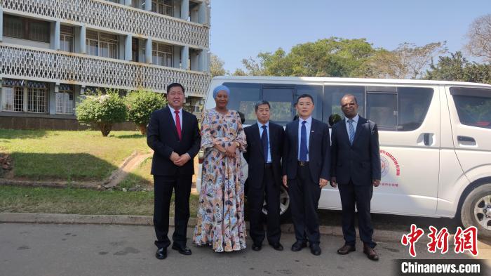 捐贈(zèng)儀式現(xiàn)場?！∈茉L者供圖