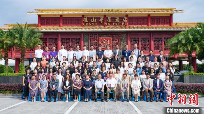 與會嘉賓合影留念?！×_詩慶 攝