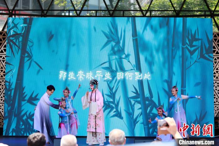 開幕式上舞臺(tái)展演之一《水舞昆韻》。