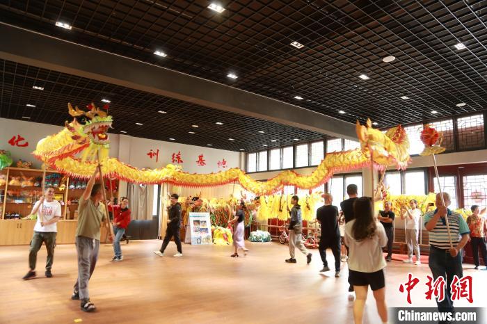 臺(tái)胞臺(tái)屬體驗(yàn)舞龍?！≈芪的裙﹫D