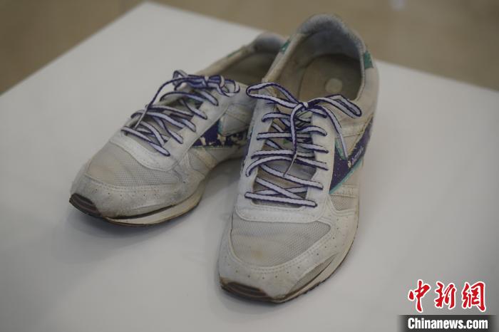 圖為展出的韓國(guó)前總統(tǒng)金泳三曾使用的慢跑鞋?！⑿?攝