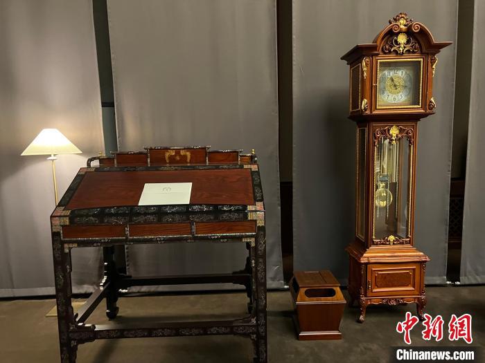 圖為春秋館展覽陳設(shè)的青瓦臺(tái)家具?！⑿?攝