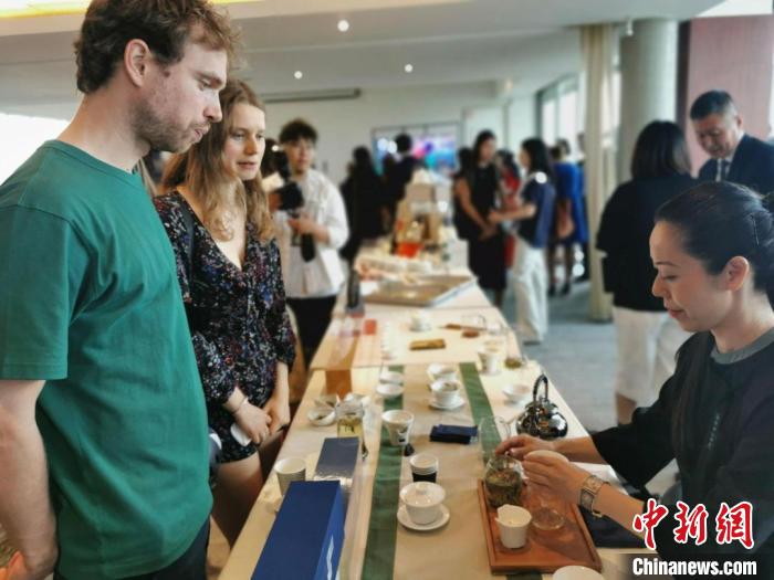 現(xiàn)場觀眾觀看中國展臺茶藝表演、了解茶文化?！【笜?攝