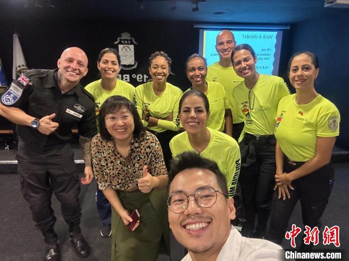 里約旅游警察上中文課。　里約熱內(nèi)盧天主教大學(xué)孔子學(xué)院供圖