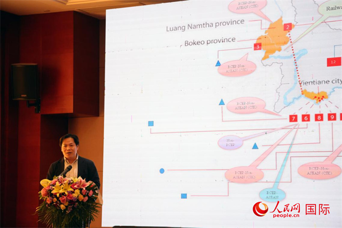 老撾計(jì)劃與投資部發(fā)展研究院院長(zhǎng)史提羅斯·拉斯福尼在活動(dòng)現(xiàn)場(chǎng)發(fā)言。人民網(wǎng)記者楊一攝
