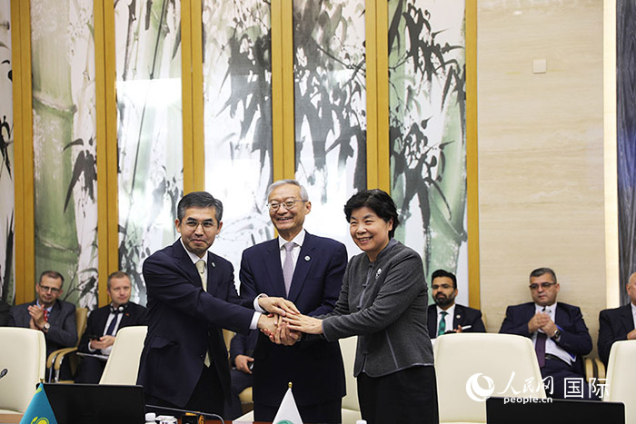 上合組織秘書處、哈駐華使館、上合組織睦鄰友好合作委員會簽署《聯(lián)合行動計劃》。人民網(wǎng) 俄布拉依攝