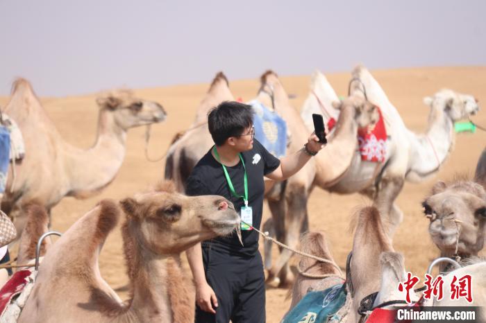 圖為臺(tái)胞體驗(yàn)大美內(nèi)蒙古?！⊥袐I供圖