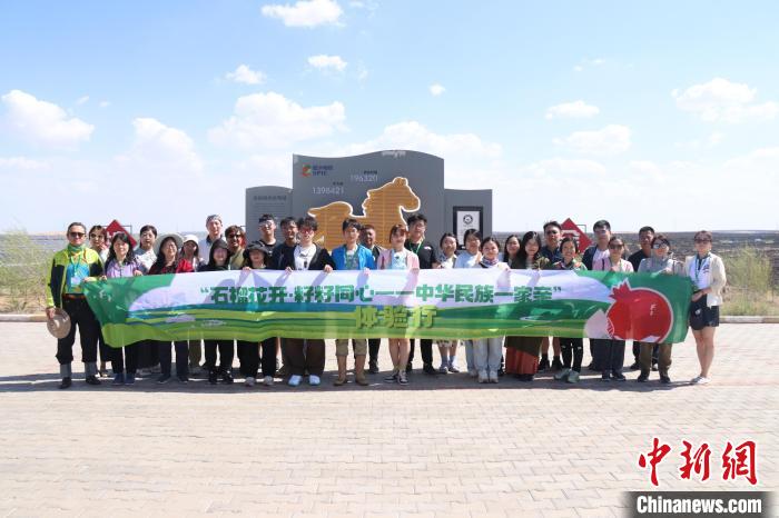 圖為臺(tái)胞體驗(yàn)大美內(nèi)蒙古?！⊥袐I供圖