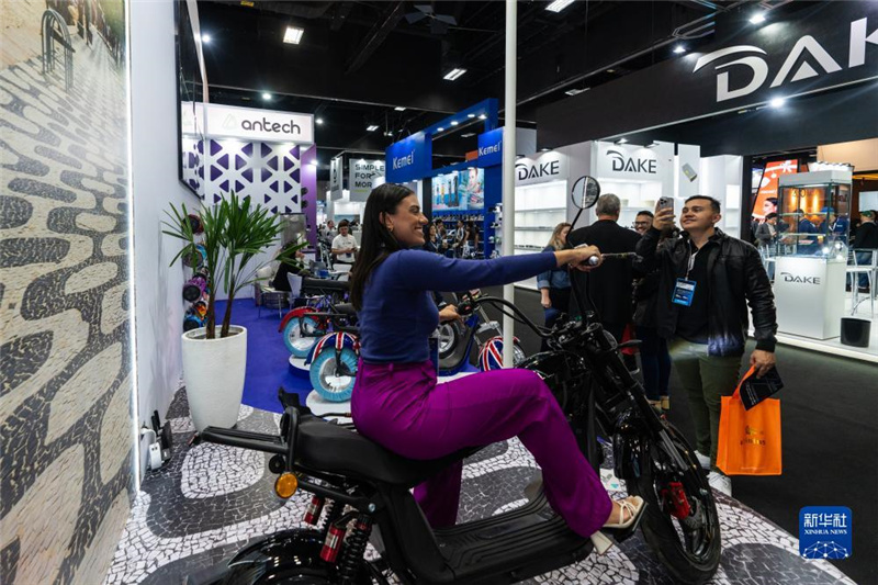 7月10日，在巴西圣保羅舉行的國際消費(fèi)類電子及家用電器產(chǎn)品展覽會上，參觀者體驗(yàn)一款電動自行車。新華社記者 王天聰 攝