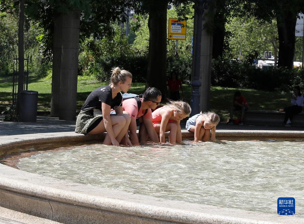 7月8日，人們?cè)诘聡?guó)法蘭克福的一處噴泉玩水。近日，德國(guó)法蘭克福逐漸迎來暑熱天氣。新華社記者 張帆 攝