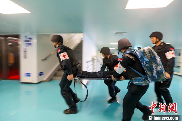 “和平方舟”號(hào)醫(yī)院船在西太平洋海域進(jìn)行反恐反海盜演練。圖為醫(yī)療救護(hù)組在轉(zhuǎn)運(yùn)“傷員”。　徐巍 攝