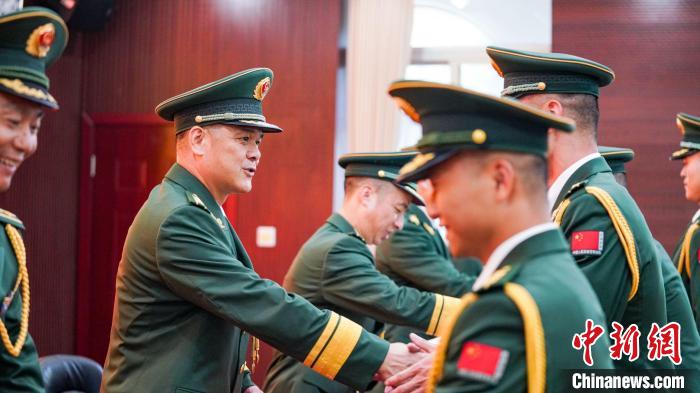 首長為晉銜官兵頒發(fā)任命狀。　張煜梁 攝