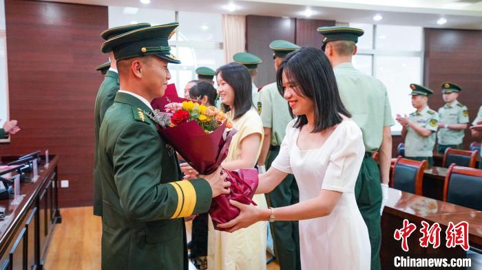 軍屬向晉升警官獻花?！堨狭?攝