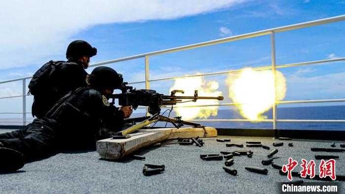 “和平方舟”號醫(yī)院船在西太平洋海域進行反恐反海盜演練。圖為火力組隊員進行警告射擊?！⌒煳?攝