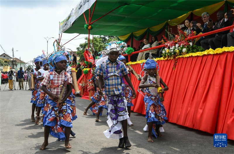 7月12日，演員在圣多美和普林西比圣多美島瓜達盧佩鎮(zhèn)舉行的獨立日慶典活動上表演。新華社記者 韓旭 攝
